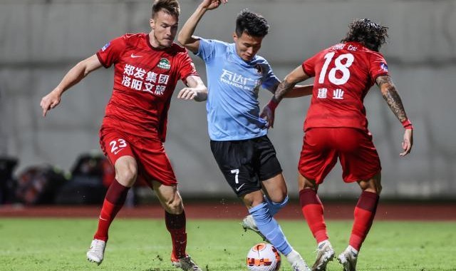 开云体育官网-中超首轮：大连人有新意 本土可喜两国脚应追罚